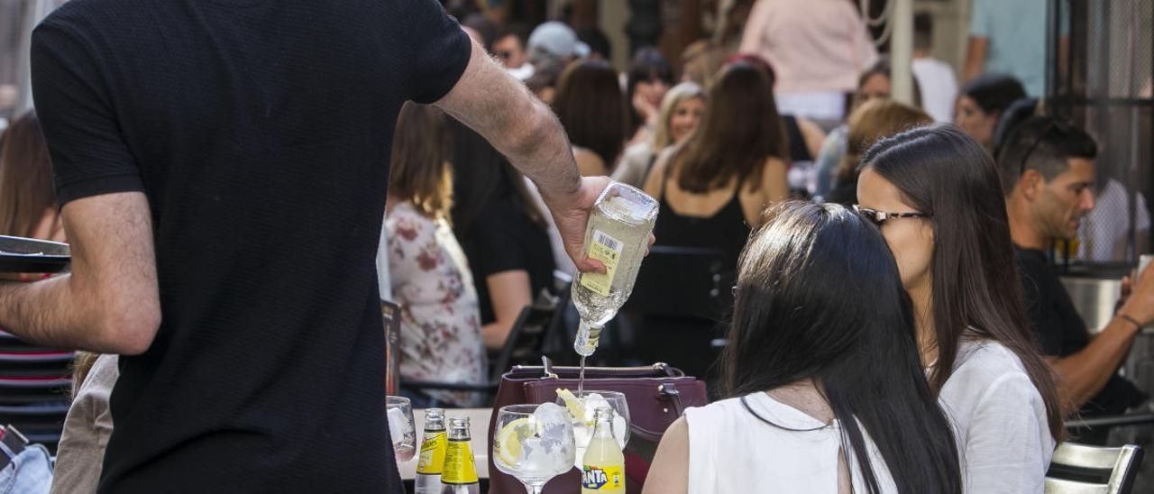 Jóvenes en una zona de copas de Alicante. Foto de Héctor Fuentes