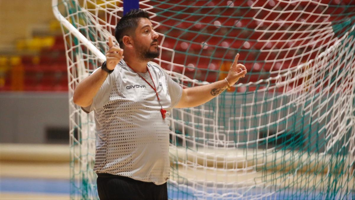 Josan González da instrucciones en Vista Alegre a sus jugadores.