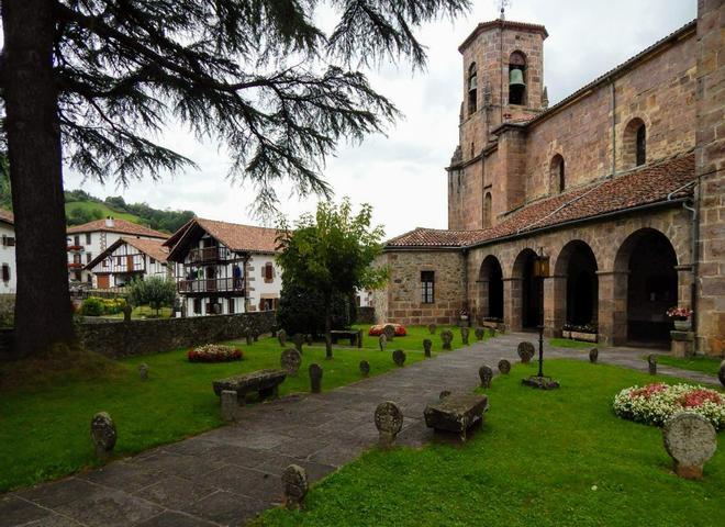 La Iglesia Medieval y casas de Etxalar en Navarra