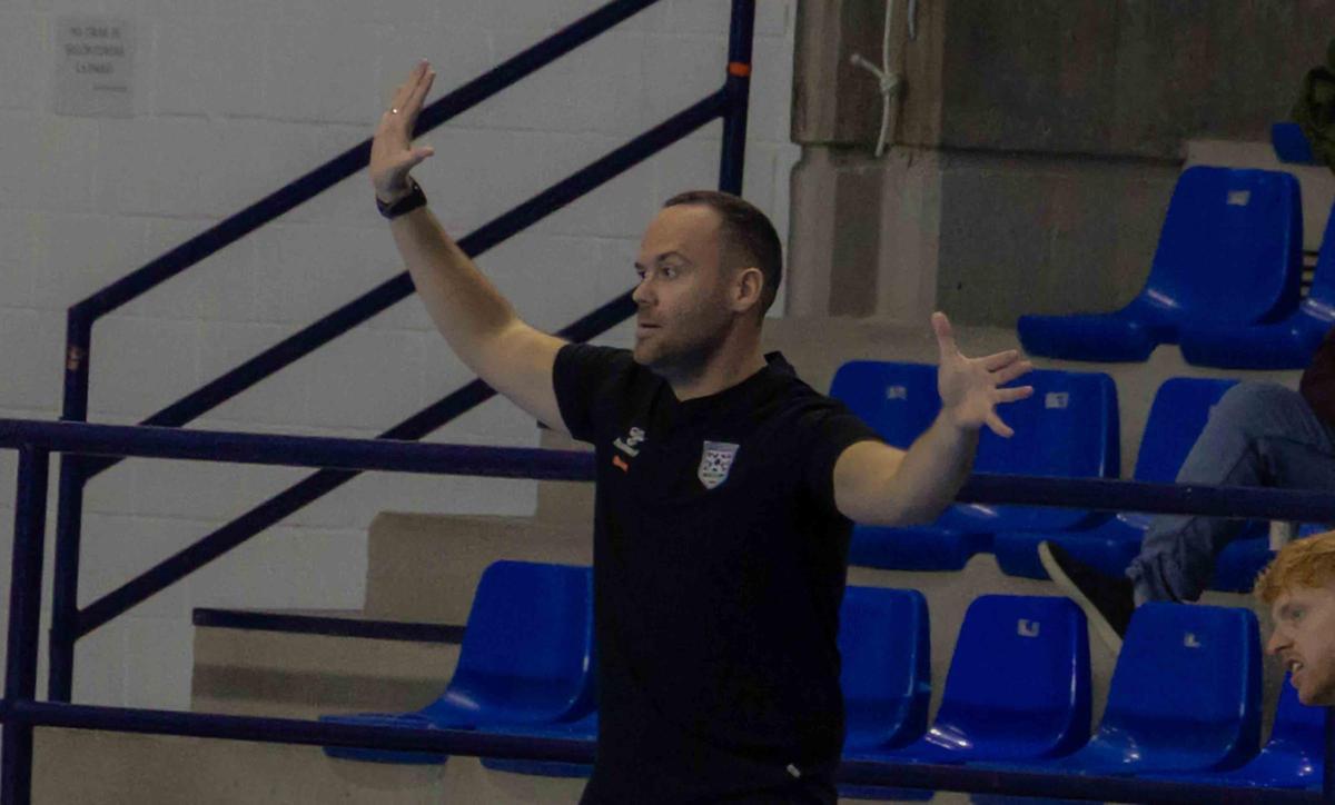 Roi Sánchez da indicaciones a sus jugadores durante un partido del Horneo Alicante.