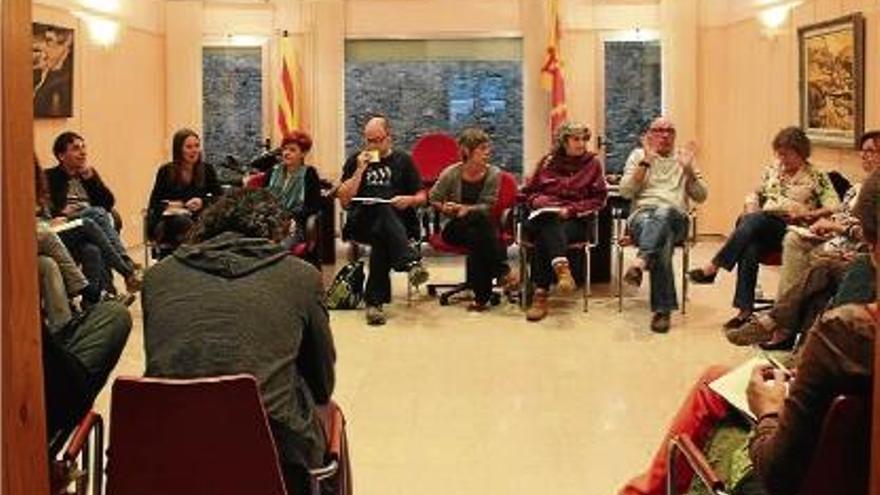 Els veïns parlen en la darrera assemblea oberta de Mieres.