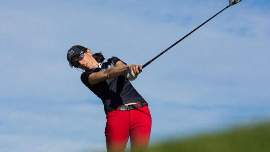 La golfista insular, ejecutando un golpe en el Golf de Lavaux, en Puidoux -Suiaza-.