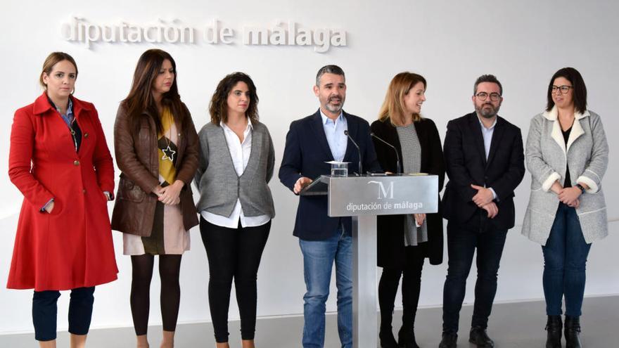 El portavoz del grupo del PSOE en la Diputación de Málaga, José Bernal, ayer junto a otros diputados.