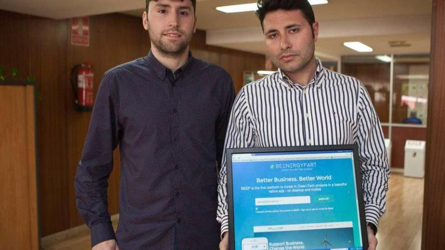 Daniel Fernández y Edgar Imaz, sosteniendo un monitor donde se muestra la web de BEEP.