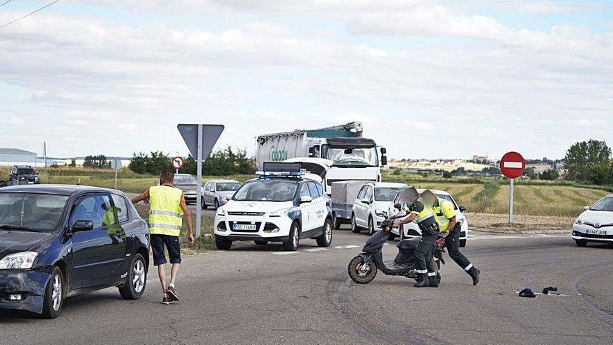 Un motorista herido en un accidente en la rotonda de Villaralbo