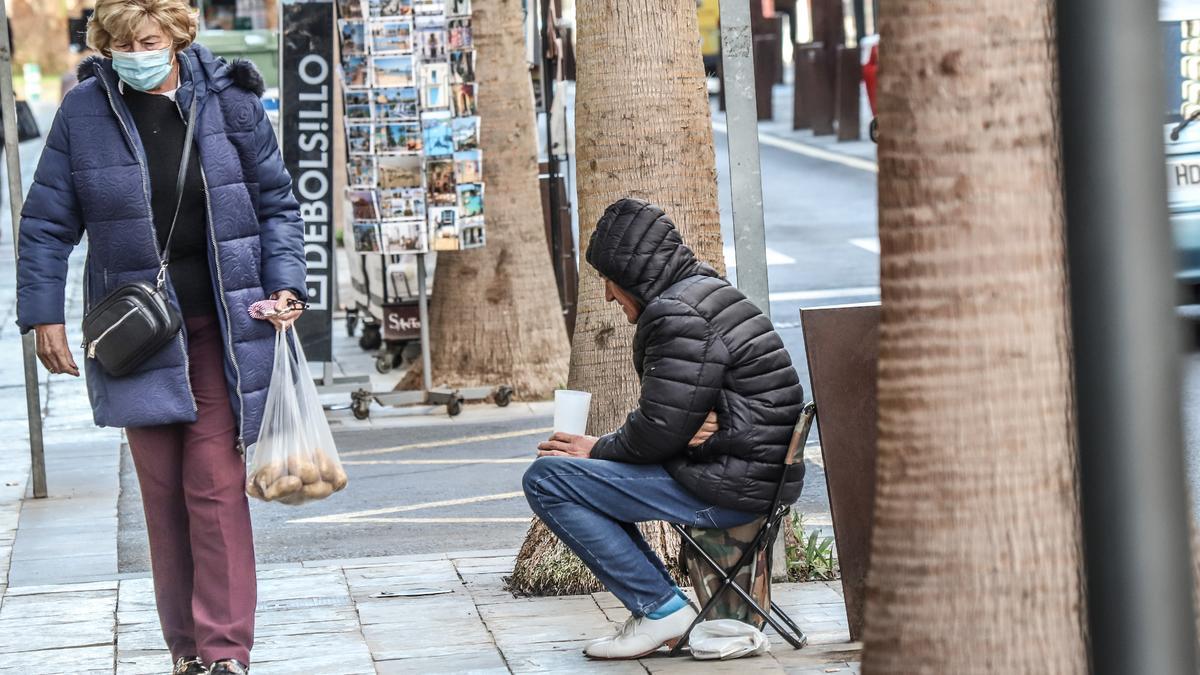 Imagen de una persona sin hogar pidiendo en el centro de Torrevieja