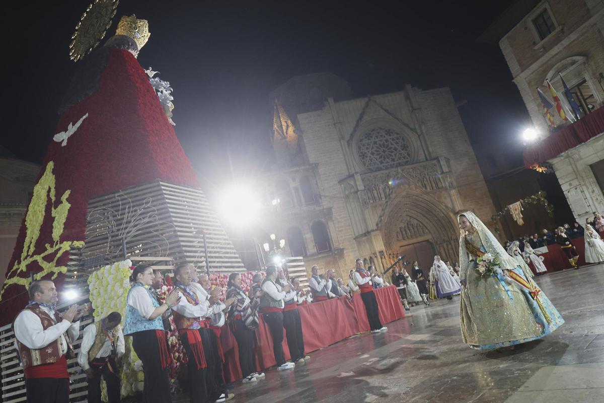 La emoción de Marta Mercader ante la Virgen cierra el primer día de la Ofrenda La emoción de Marta Mercader ante la Virgen cierra el primer día de la Ofrenda