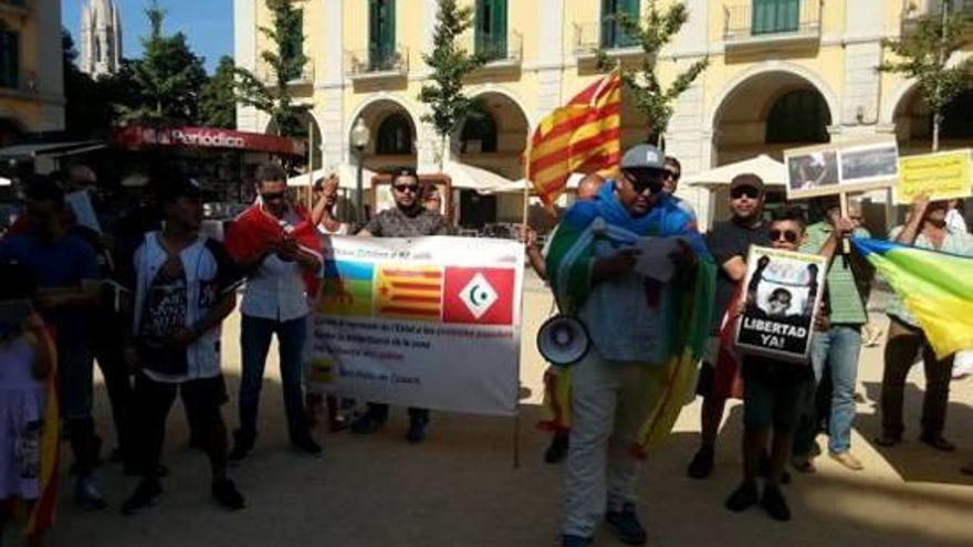 Un moment de la manifestació pels carrers de Girona organitzada pel Moviment Popular Rifeny.