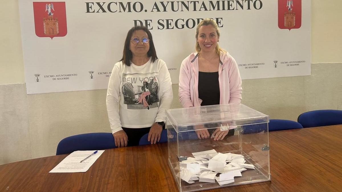 La concejala de Deportes y la técnica del área, instantes antes del sorteo del concurso de retos motrices.