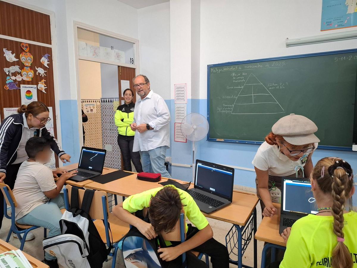 Las maestras mexicanas en prácticas en Málaga, en una clase junto al director del Manuel Altolaguirre.