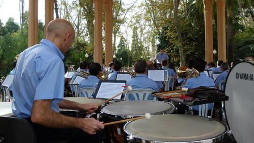 reconocimiento ciudadano. Durante sus 91 años de trayectoria la Banda Municipal de Castelló ha recibido el aprecio y reconocimiento de los vecinos de la ciudad.Concierto en el Templete del parque Ribalta. f levante-emvJosé Vicente Ramón Segarra, dirigiendo la banda. f Levante-EMV La agrupación musical en una procesión de Semana Santa. f Levante-EMV Primeros testimonios gráficos de la Banda Municipal, foto de 1933. f Levante-EMV Los conciertos de la Banda Municipal son multitudinarios. f Levante-EMV La Banda Municipal de Castelló presenta dos programas de actuaciones cada año. f Levante-EMV