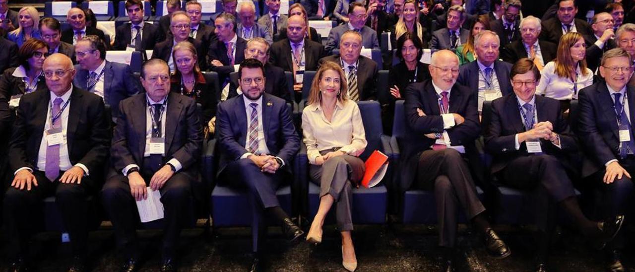 Pere Aragonès, la ministra Raquel Sánchez, y otros asistentes al acto de Quiero Corredor celebrado en Barcelona.