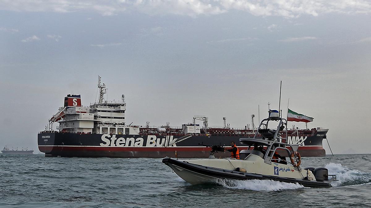 Una lancha rápida de la Guardia Revolucionaria Iraní navega alrededor del petrolero Stena Impero, al sur de Irán.