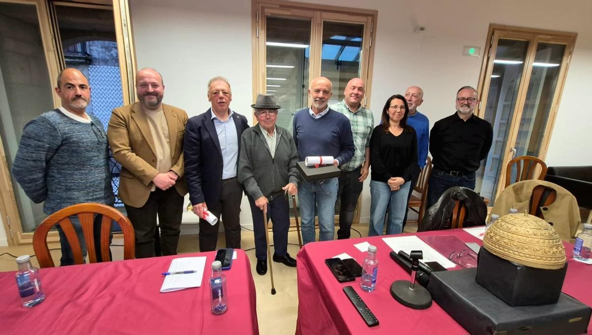 José María Vicente, cuarto pola esquerda, cos participantes na homenaxe; sobre a mesa, unha réplica co casco de ouro de Leiro.