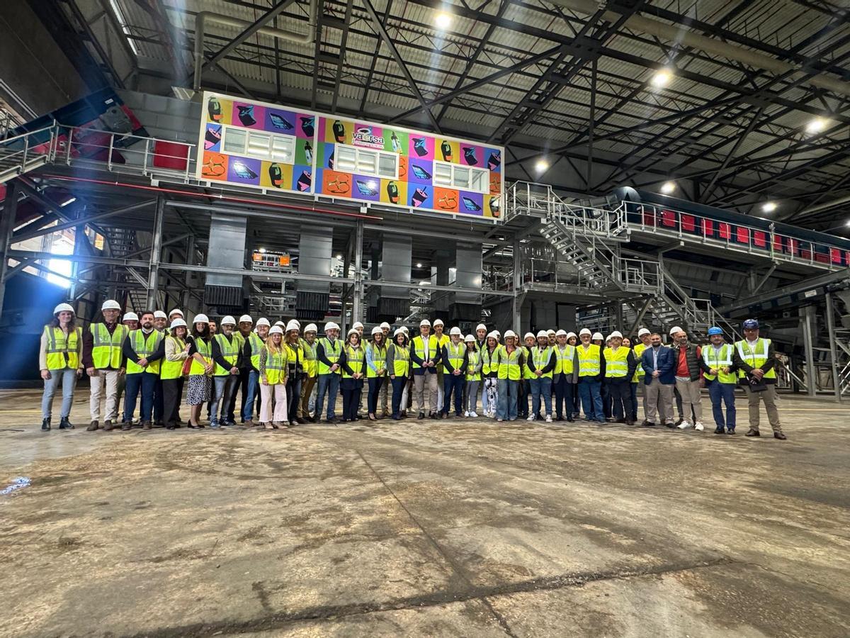 El conseller de Medio Ambiente, junto a una nutrida representación de políticos y técnicos de la zona de influencia de la planta.