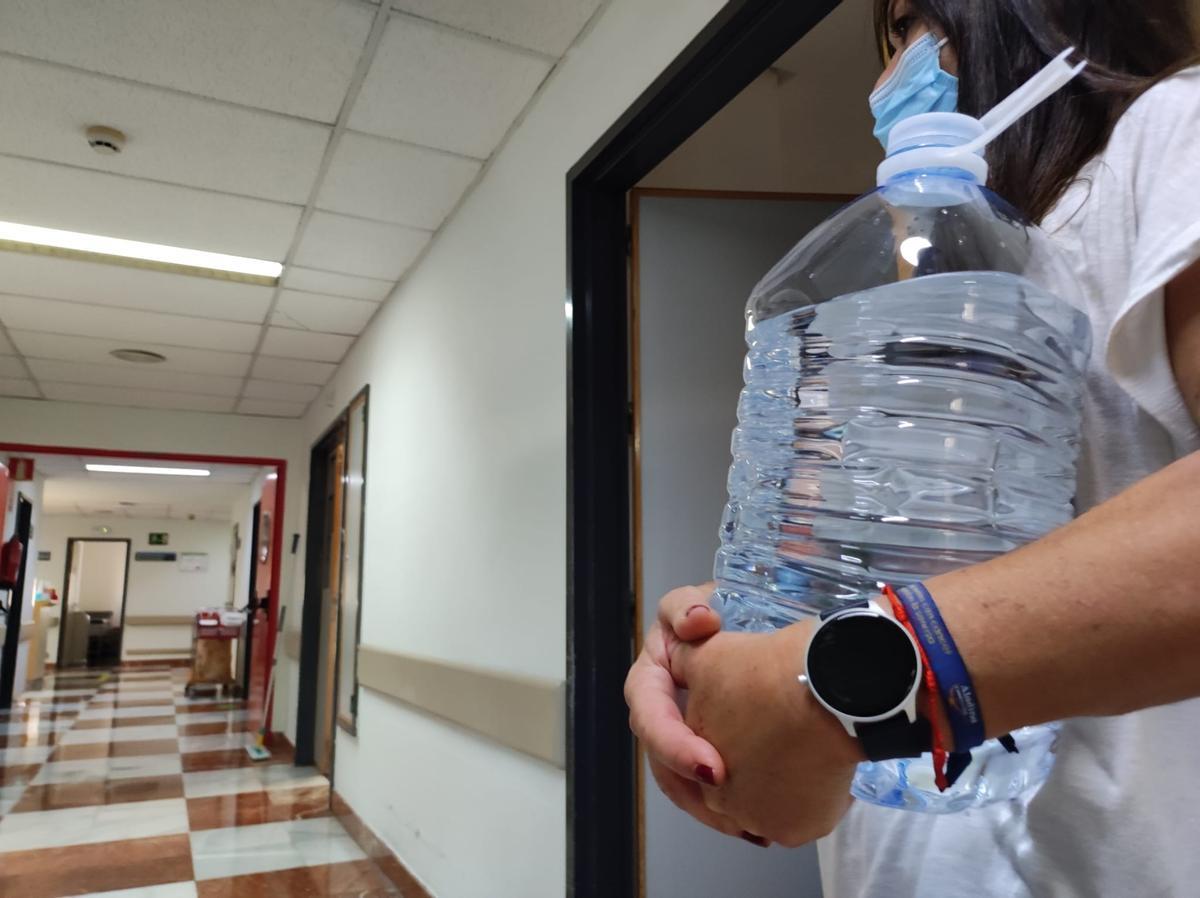 Las garrafas se han usado ante la falta de agua en parte del hospital