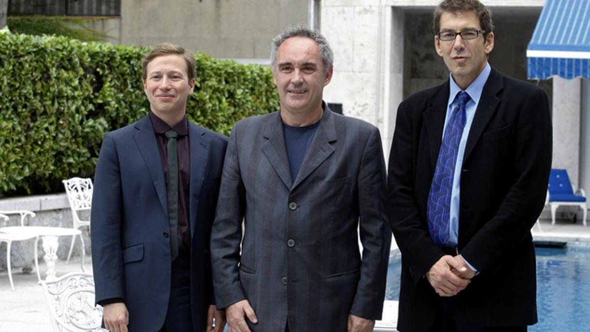 De izquierda a derecha, el productor Jeff Kleeman, el chef Ferran Adrià y el guionista David Wilgn, la semana pasada, en Madrid.