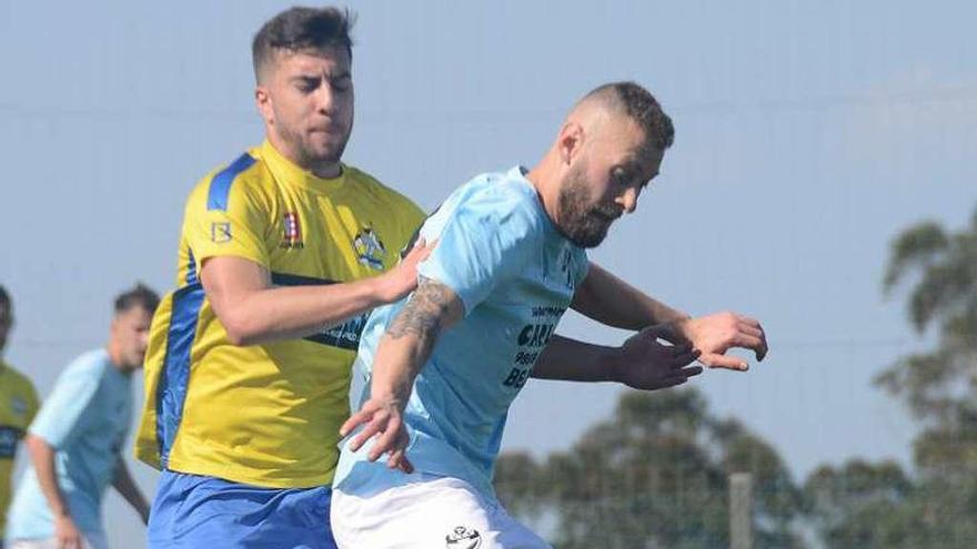 Un jugador del Beluso intenta controlar ayer un balón. // G.Núñez