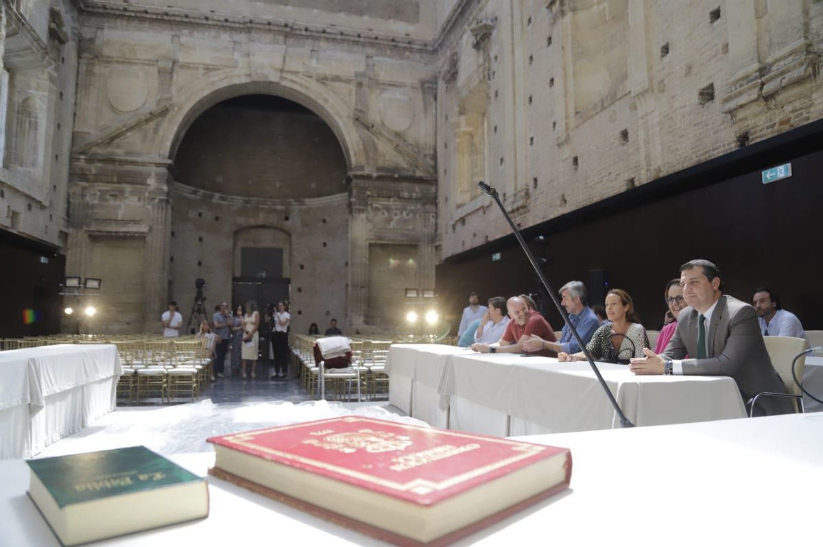 José María Bellido, alcalde en funciones, junto a los concejales del PP, el viernes en la Sala Orive.