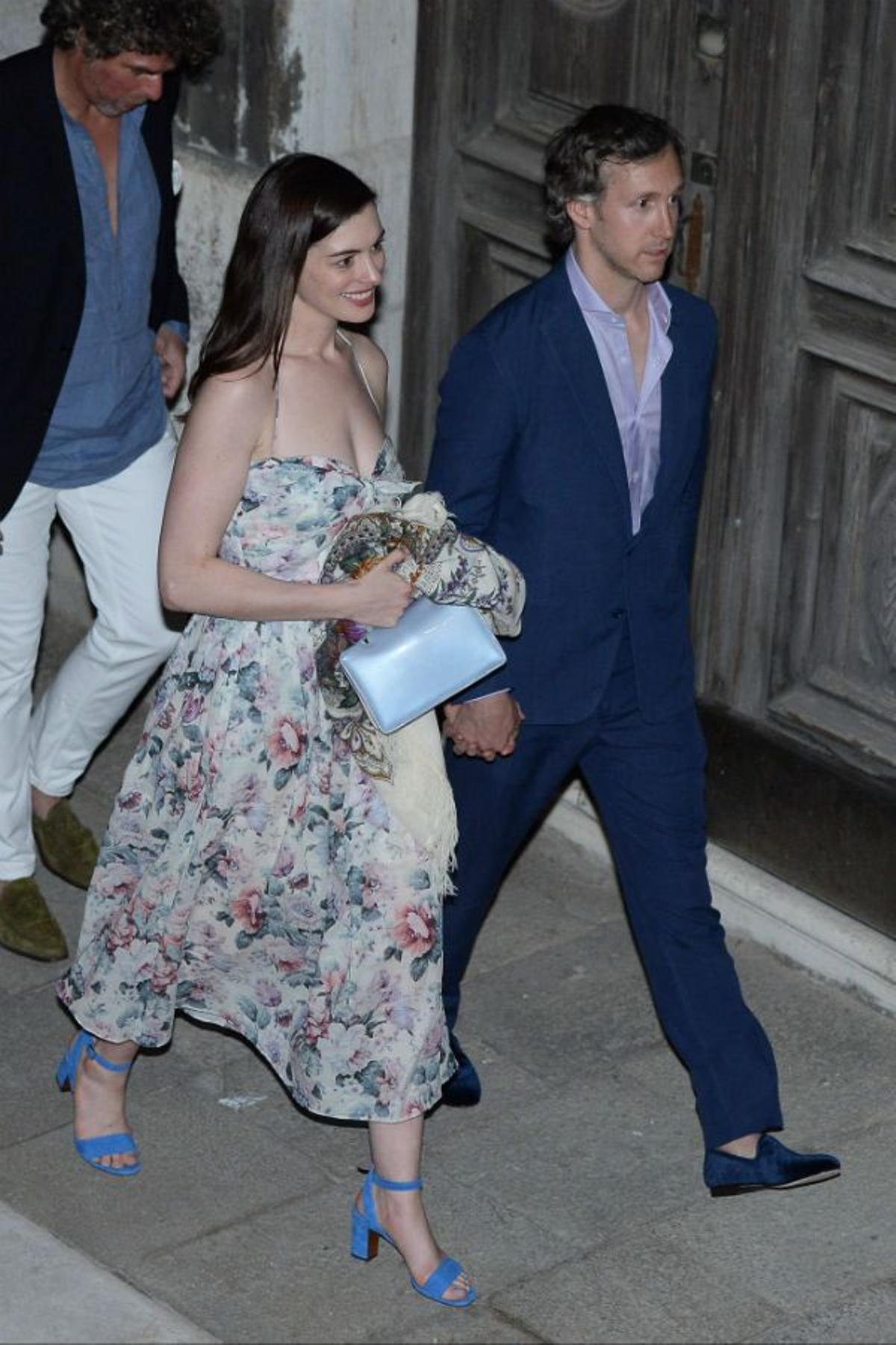 Anne Hathaway y su pareja en la fiesta pre boda