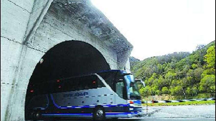 Un autobús, circulando con normalidad por el túnel del Negrón.