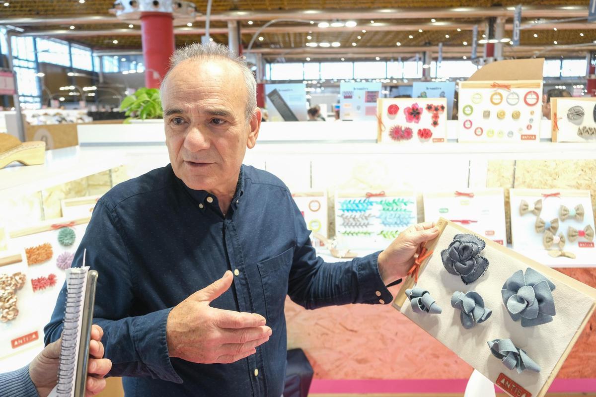 Antonio Gallego, de la empresa ilicitana Antisa, muestra unos adornos para zapato hechos con pantalones vaqueros reciclados.