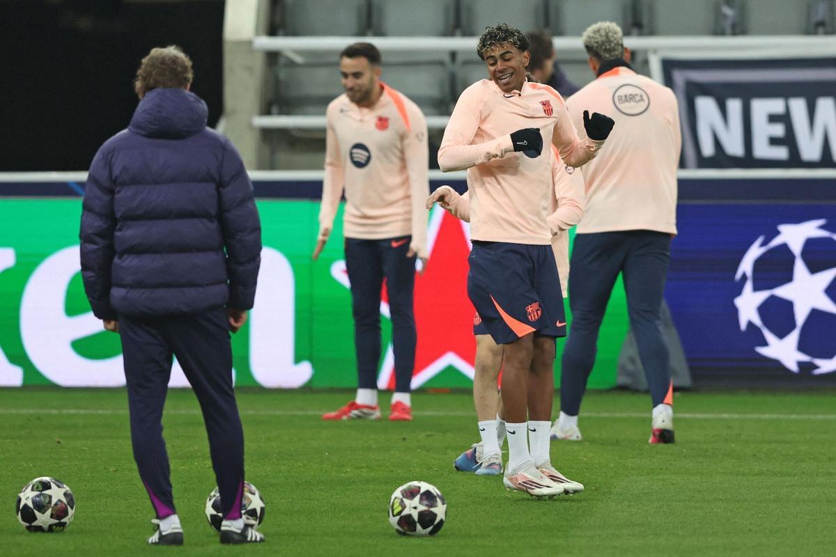 Barcelona's Spanish forward #10 Lamine Yamal (2R) and teammates take part in a training session at St James' Park in Newcastle upon Tyne, on March 9, 2026, the eve of their UEFA Champions League Last 16 football match against Newcastle United. (Photo by SCOTT HEPPELL / AFP)