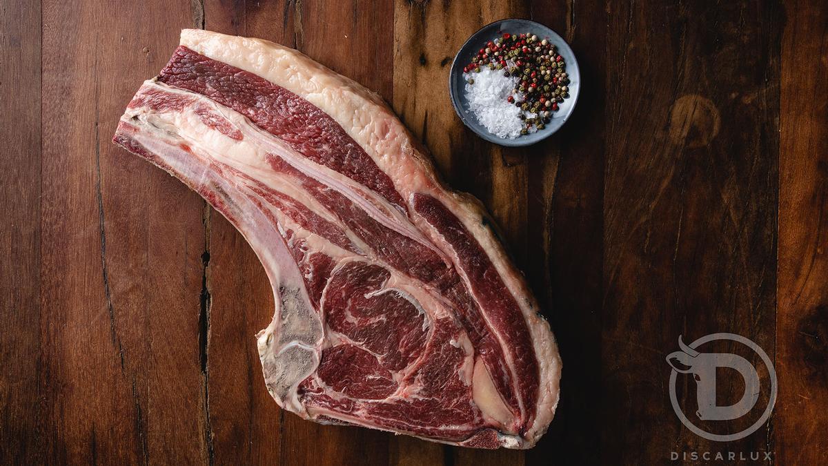 Pionera de la carne de alta gama, Discarlux selecciona semanalmente y desde el origen las mejores piezas de buey y vaca vieja.