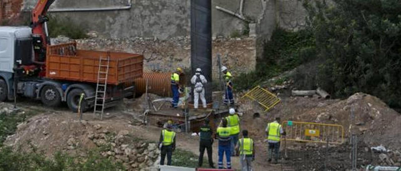 La inspección del pozo se reanuda cubo a cubo desde dentro de un tubo bajo tierra