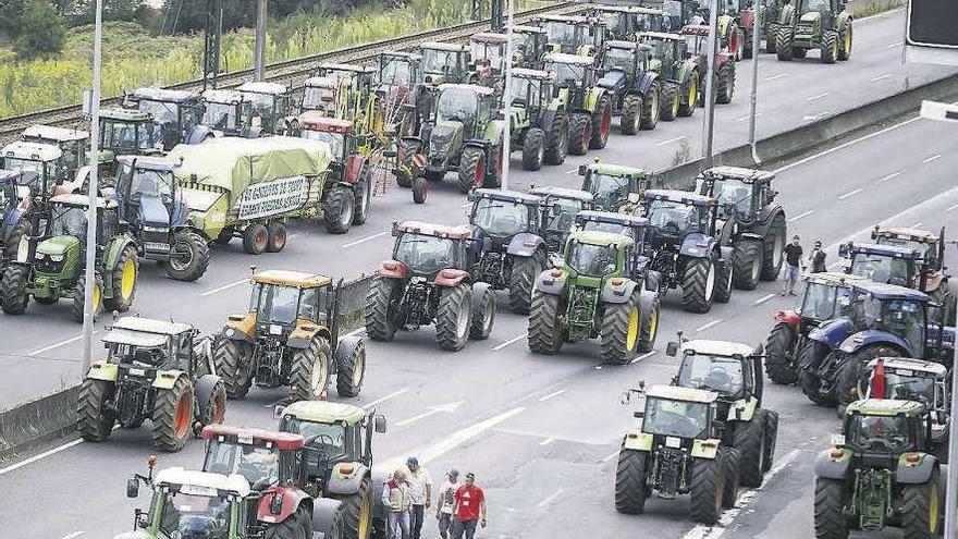 Protesta de los ganaderos gallegos por el bajo precio de la leche. // Óscar Corral