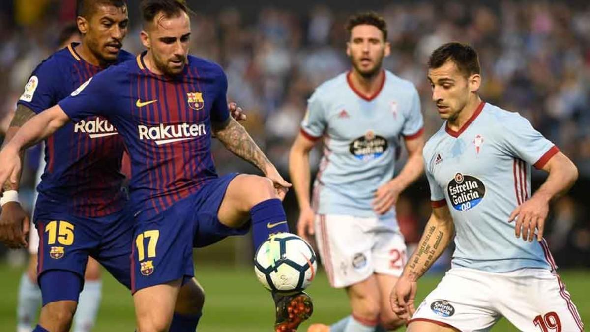 Paco Alcácer disputa un balón a Jonny en el Celta - FC Barcelona de este martes en Balaídos