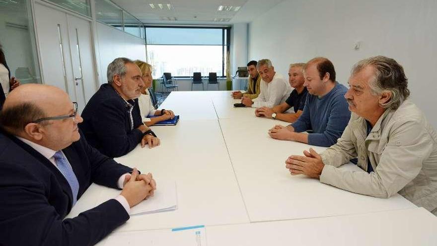 Cores Tourís en la reunión con el alcalde y portavoces de los grupos políticos de Caldas. // Gustavo Santos