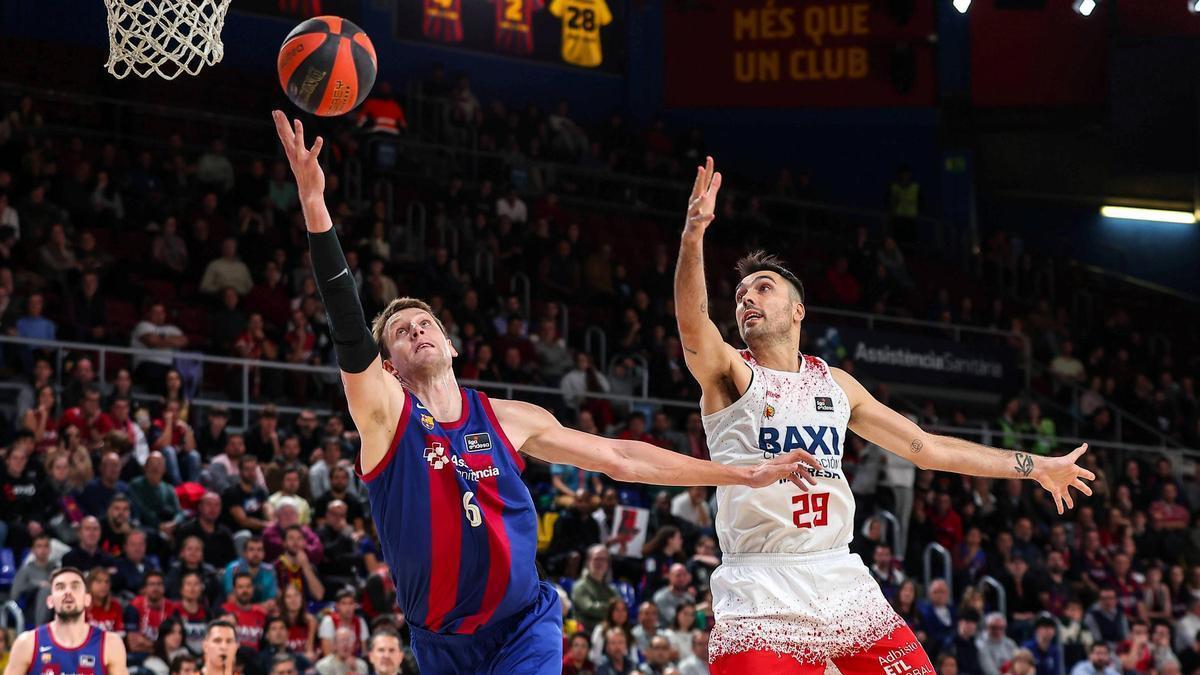 Vesely intenta capturar un balón en presencia de Oriola.