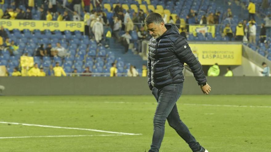 Xavi García Pimienta se retira al vestuario a la conclusión del partido que la UD Las Palmas perdió frente al Real Oviedo el domingo pasado en el Gran Canaria.