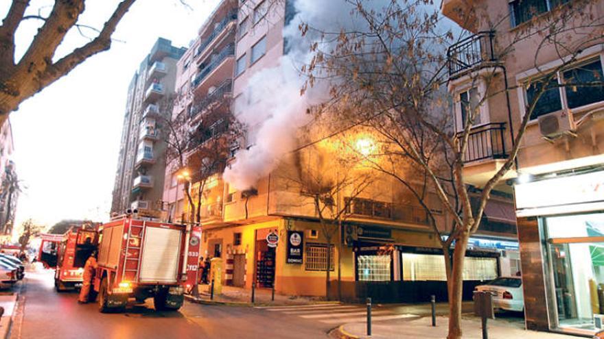 El humo era visible en la primra planta del número 14 de Abu Masaifa