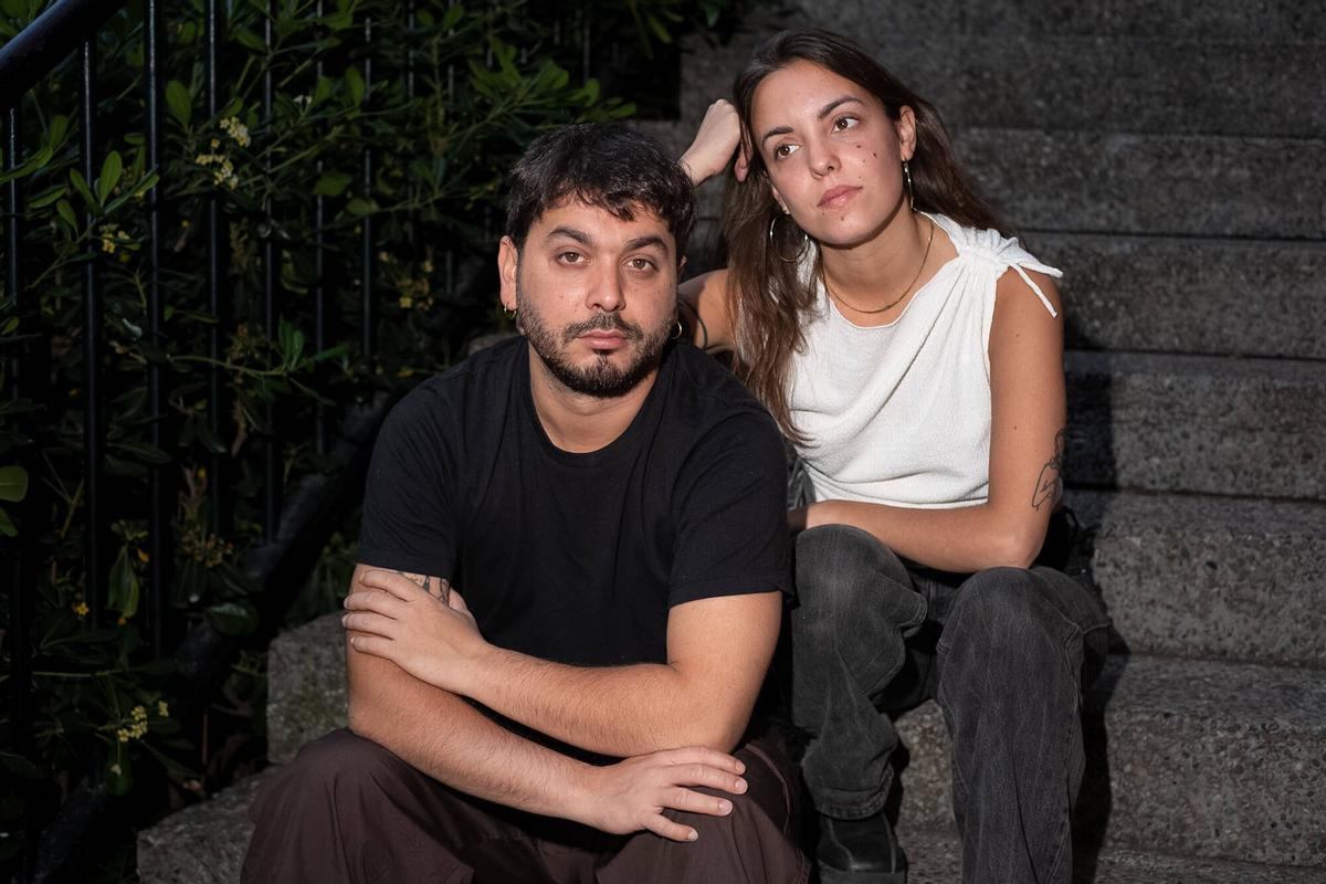 Ginestà, los hermanos Pau y Júlia Serrasolsas, en Barcelona el pasado 21 de abril tras publicar su quinto disco, 'Gira tot igual, però diferent'.