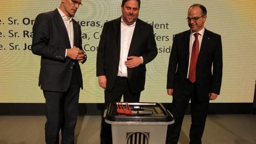 Junqueras (centre), amb Romeva i Turull, l&#039;any passat durant la presentació de les urnes de l&#039;1-O.