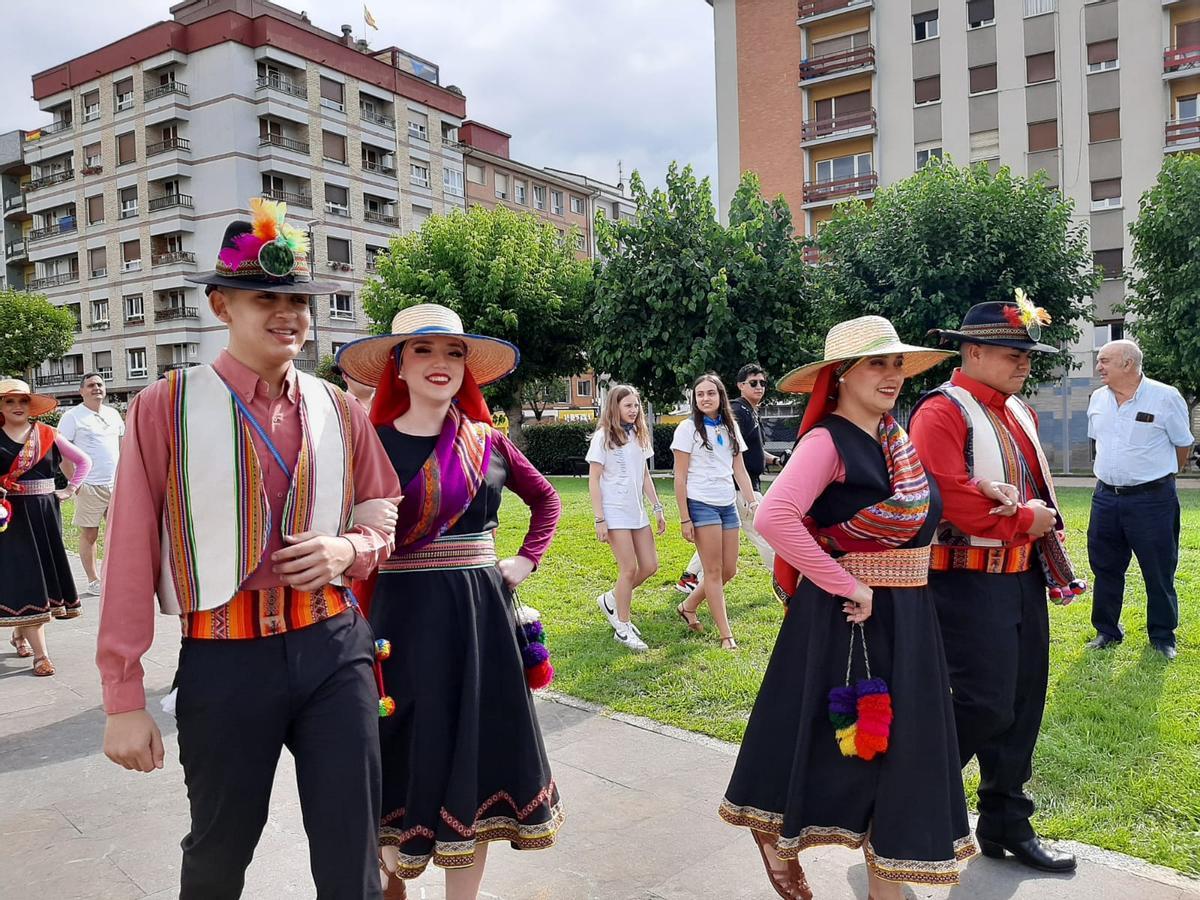El desfile del Festival Folclórico internacional de Pola de Siero, en imágenes