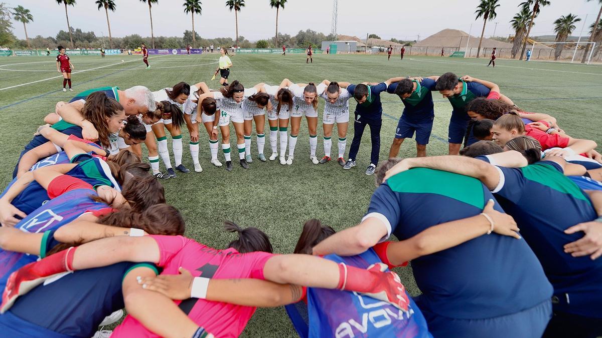 Las jugadoras del Córdoba CF Femenino se juramentan en la Ciudad Deportiva antes del partido ante el Dux Logroño.