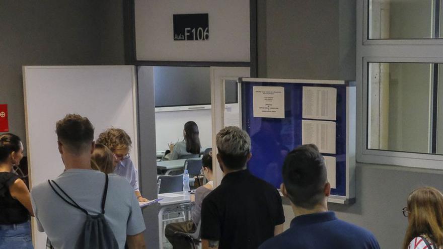 Opositores en la ULPGC en el llamamiento antes de realizar el examen.