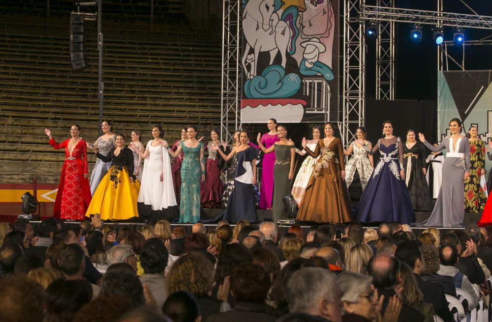 La gala «Sons de juny», que culminó con la elección de Isabel Bartual y de sus damas, fue presenciada por las nueva corte infantil encabezada por Noelia Vinal desde el palco.