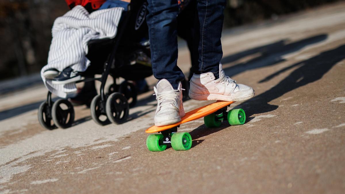 Los cascos son un dispositivo de seguridad fundamental si los niños utilizan patinetes, bicicletas o equitación
