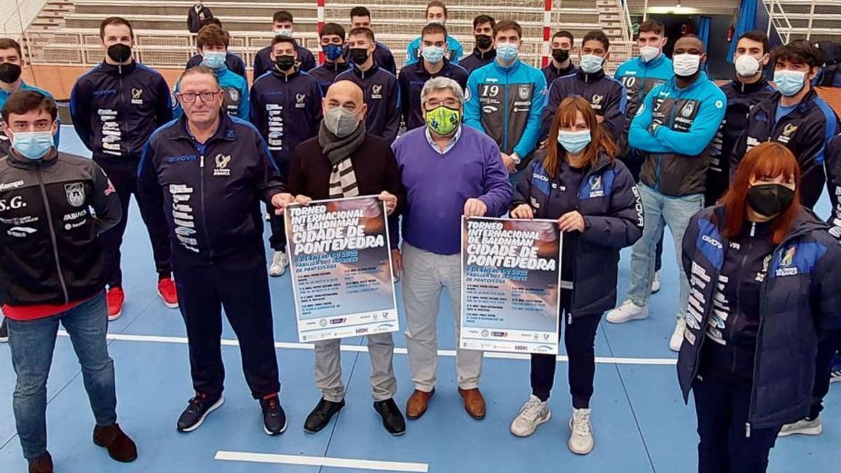 La directiva de ambos clubes, en la presentación del torneo. |  // FDV