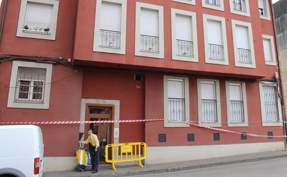 Un cartero tras entregar la correspondencia en uno de los edificios dañados.