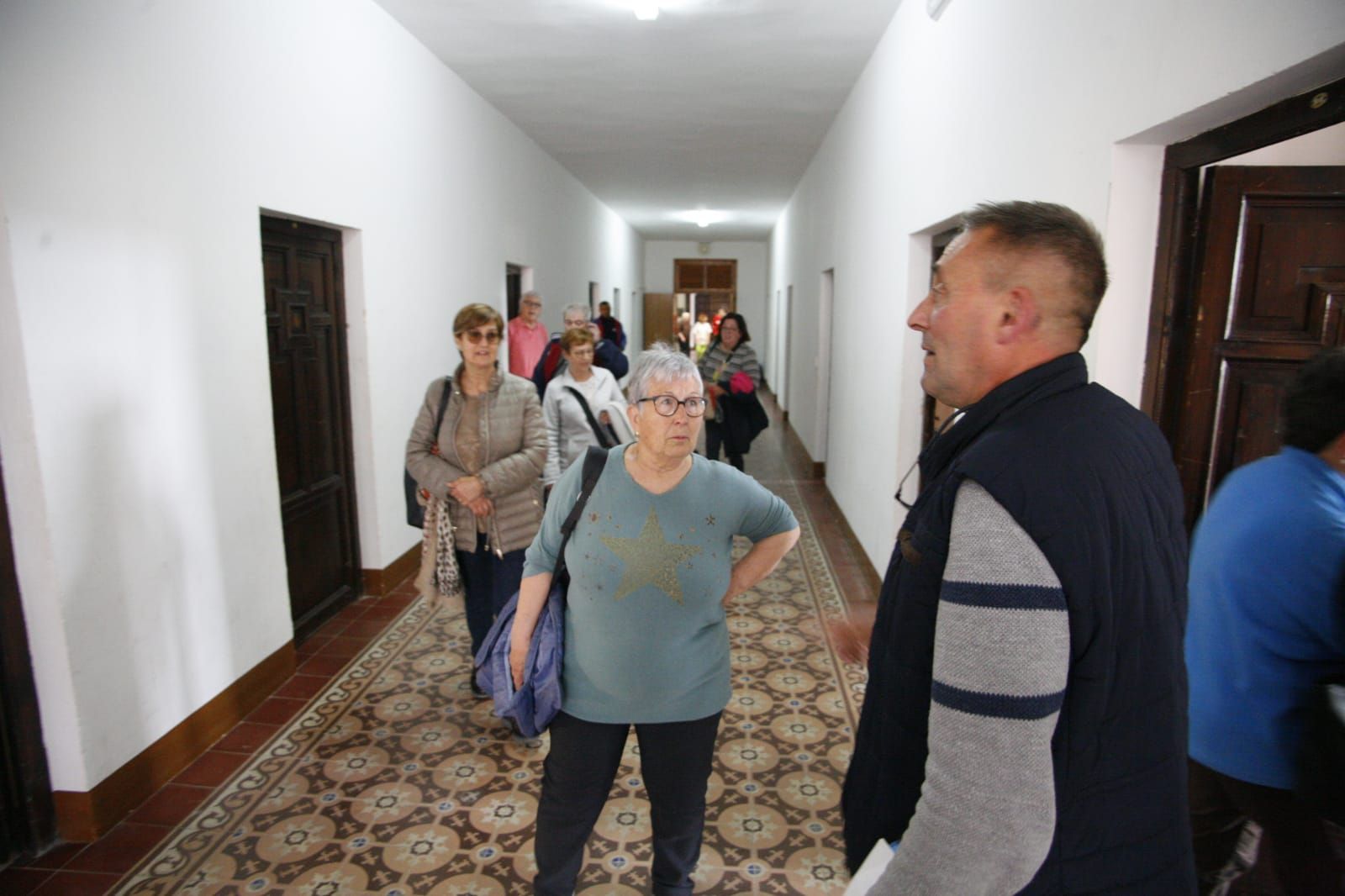 Los vecinos de las poblaciones desalojadas por el incendio en el albergue de Segorbe