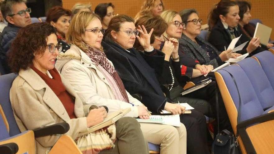 Momento de la recepción de médicos, enfermeros, farmacéuticos y trabajadores sociales que ayer comenzaron a definir el modelo de atención primaria. // Xoán Álvarez