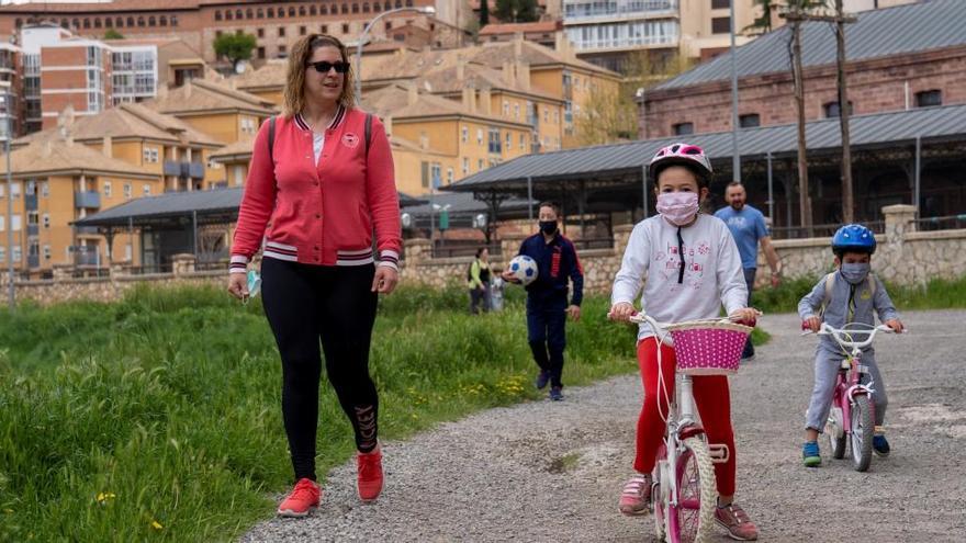 Una mujer pasea con varios niños en Teruel.