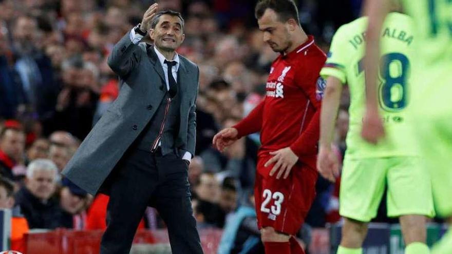 Valverde habla con Jordi Alba durante el partido de Anfield, con Shaqiri en el medio.