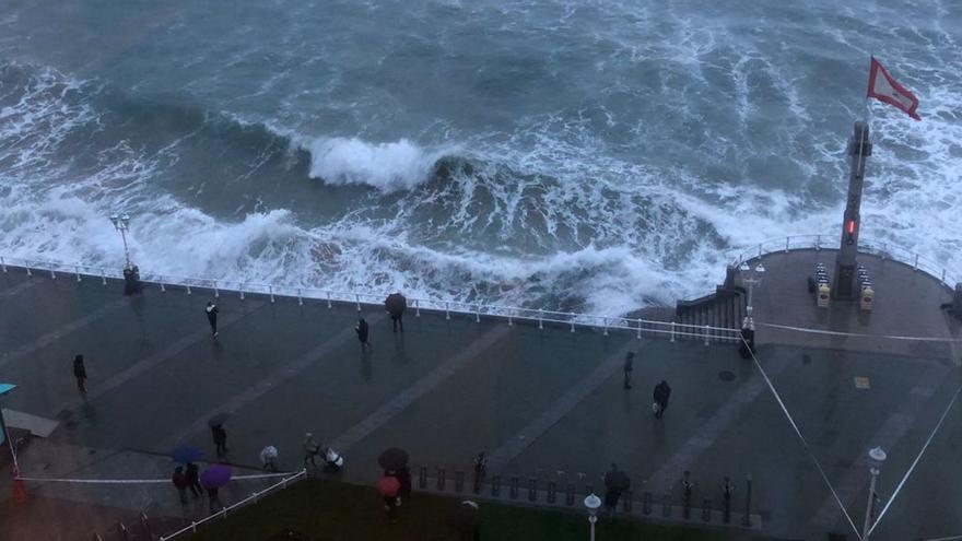 Alerta en Gijón por el fuerte oleaje: varios tramos del paseo del Muro cortados
