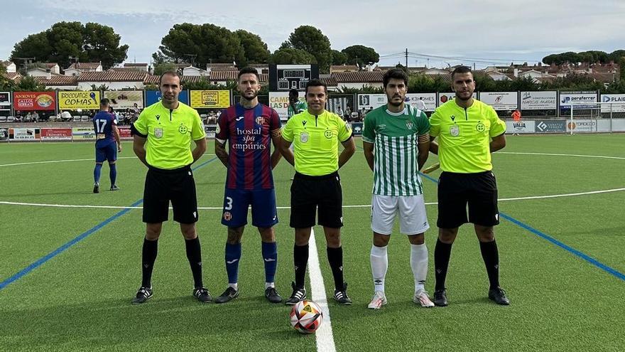 Els capitans dels dos equips amb els àrbitres, abans de començar el partit